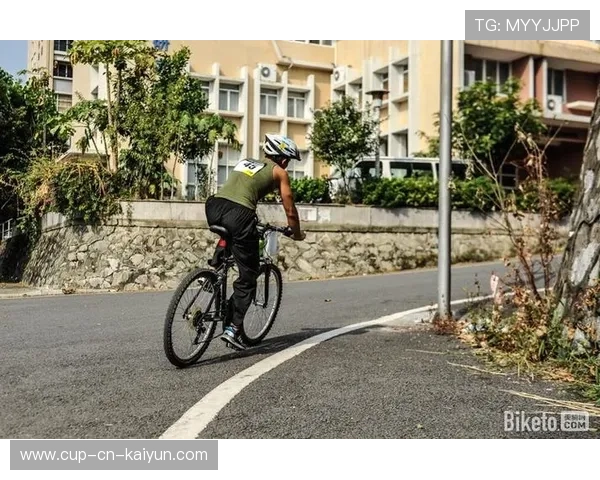 自行车选手越野段惊险过弯让人窒息